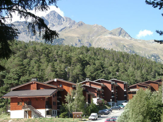 LES AVENIERES